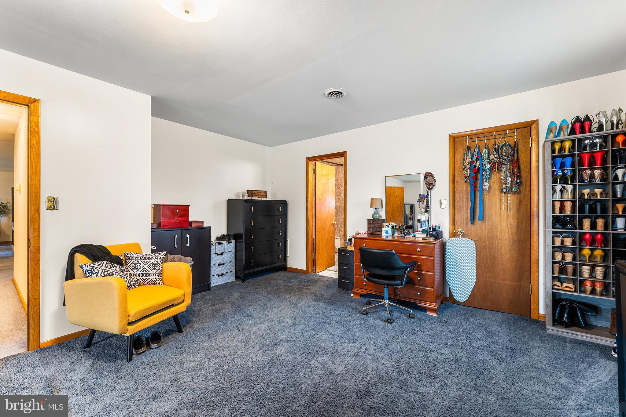 131 Quaker Road Pennsville, NJ 08070 - Photo 27 of 36 a living room with furniture and a window