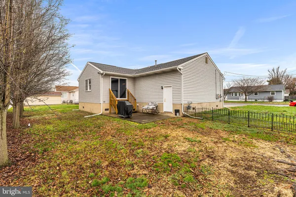a view of a house with backyard