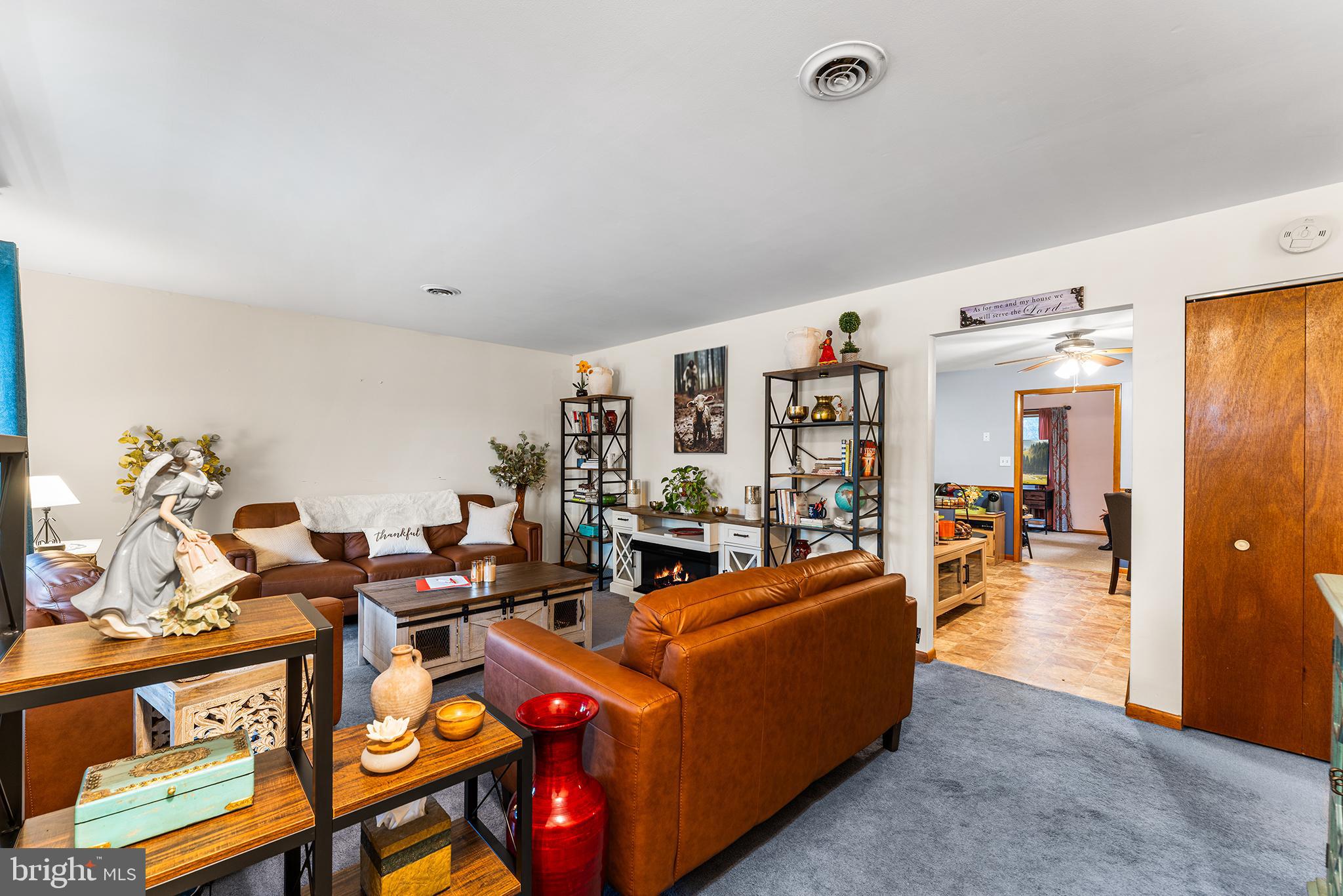 131 Quaker Road Pennsville, NJ 08070 - Photo 4 of 36 a living room with furniture and a large window