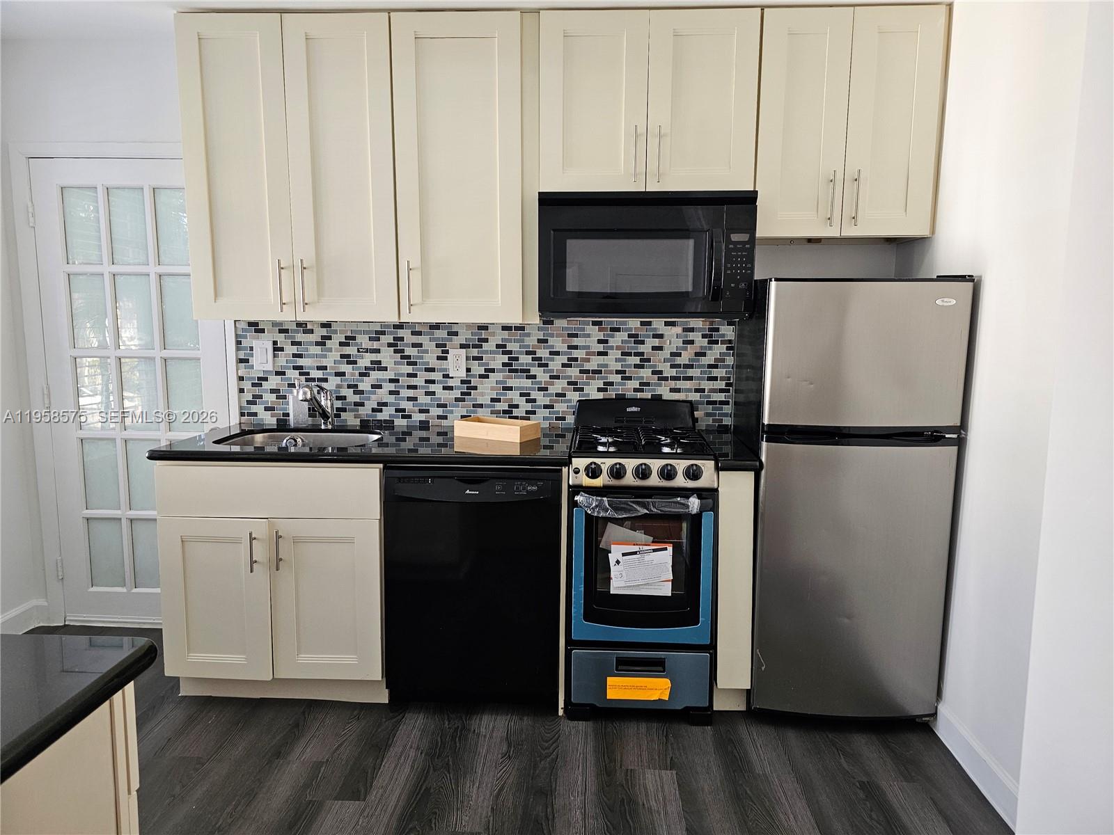 622 15th Street, Unit 3 Miami Beach, FL 33139 - Photo 9 of 24