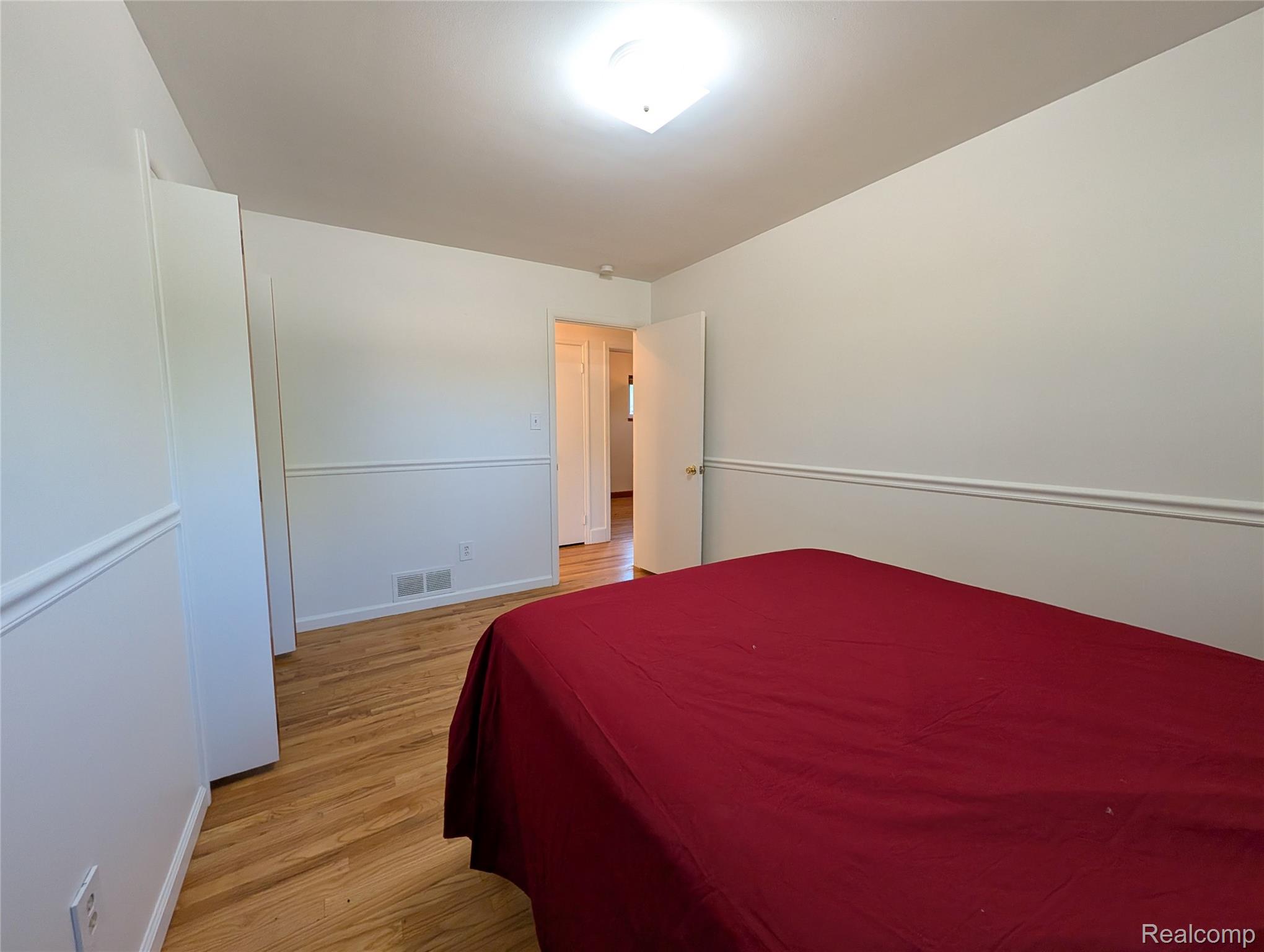 567 Pine Tree Road Lake Orion, MI 48362 - Photo 27 of 43 26 BEDROOM 2 2.jpg