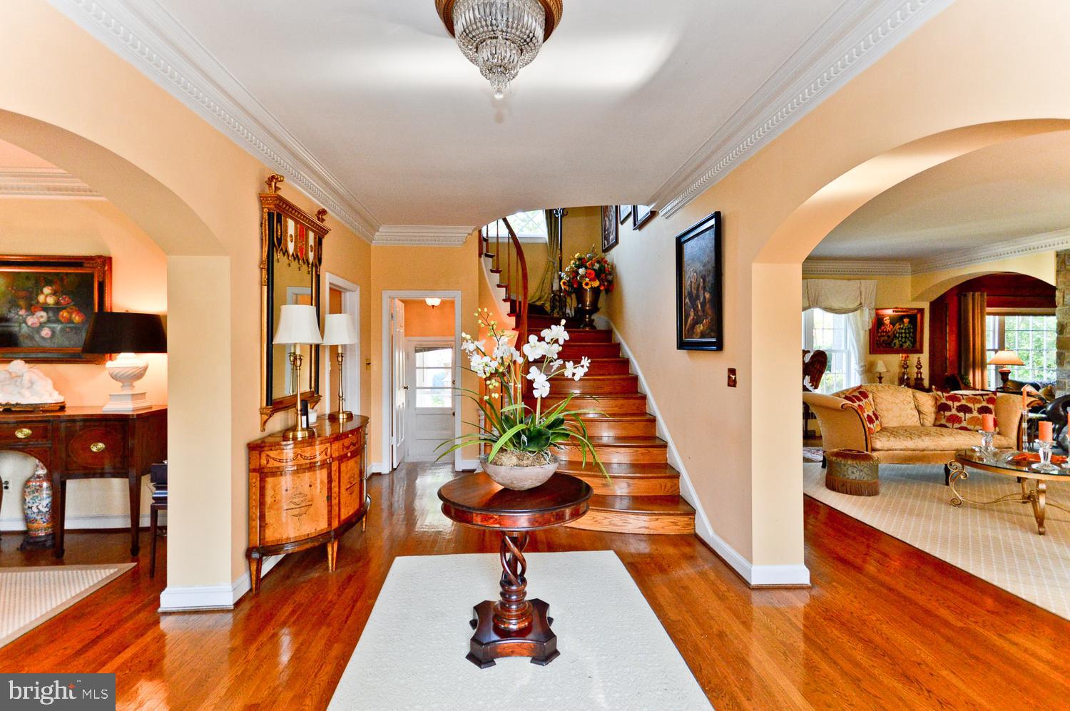 Elegant Foyer Hall w/hardwood & spiral staircase