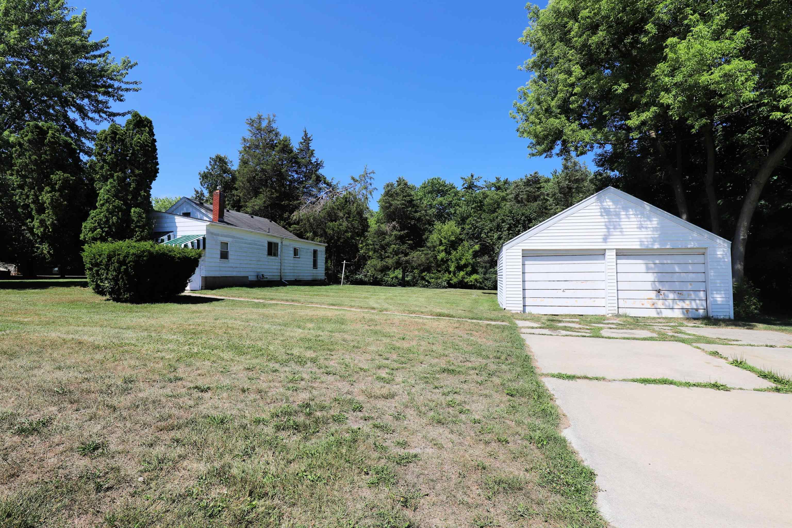 825 East River Road Flushing, MI 48433 - Photo 27 of 32