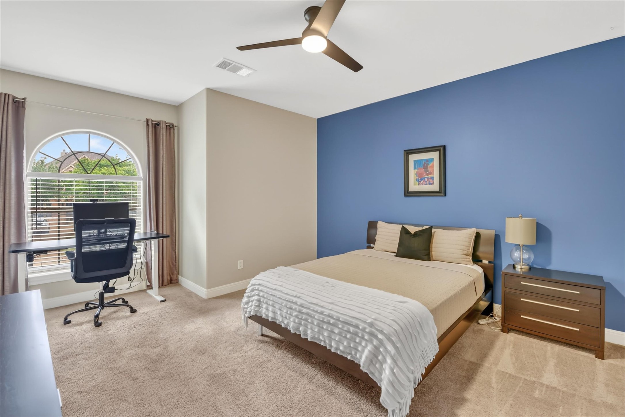 2000 Rio Mesa Drive Austin, TX 78732 - Photo 33 of 39 This room features a vaulted ceiling with a ceiling fan, carpeted flooring, and an arched window with blinds