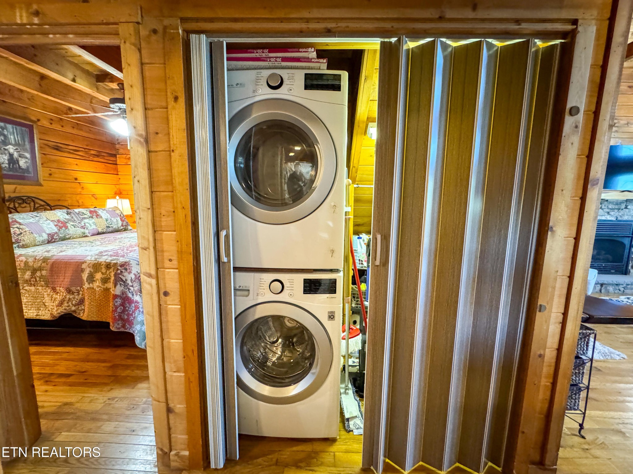 390 John J Smith Road Oneida, TN 37841 - Photo 25 of 56 a utility room with dryer and washer