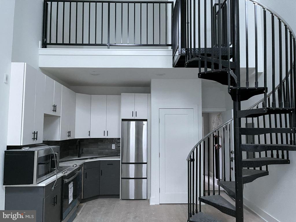 136 Chestnut Street, Unit 4 Philadelphia, PA 19106 - Photo 4 of 5 Quartz countertops and hardwood floors
