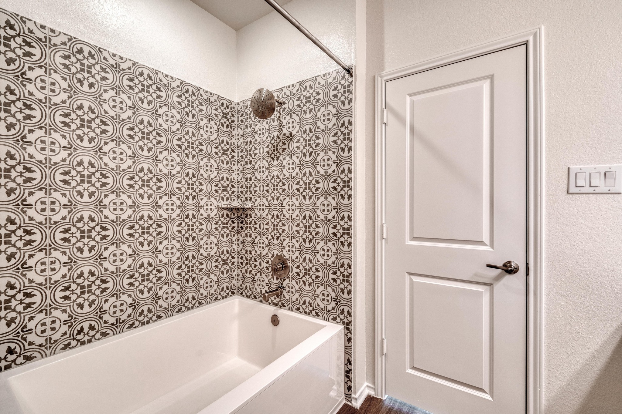 4608 Centola Loop Round Rock, TX 78665 - Photo 17 of 33 a bathroom with a bathtub