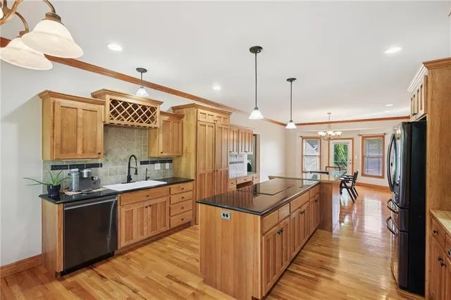 $750,000 | 18941 Ward Parkway, Tonganoxie, KS 66086