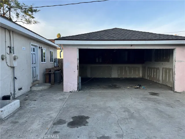 a view of room with an empty space