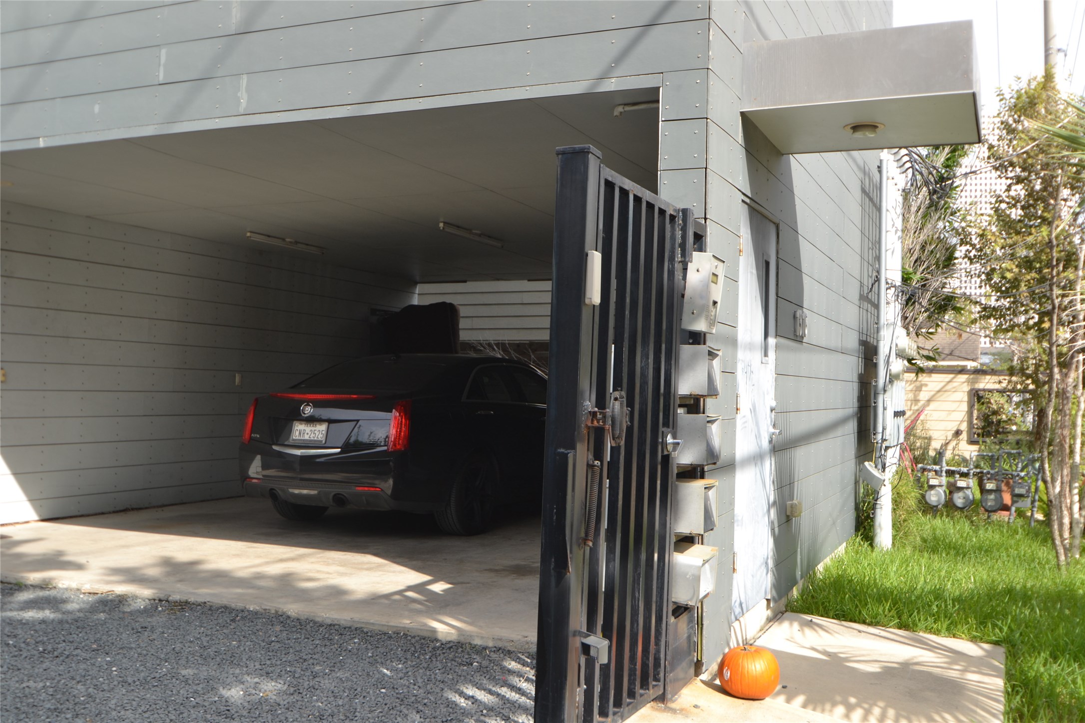 1316 Cleveland Street, Unit C Houston, TX 77019 - Photo 27 of 38 a view of car garage