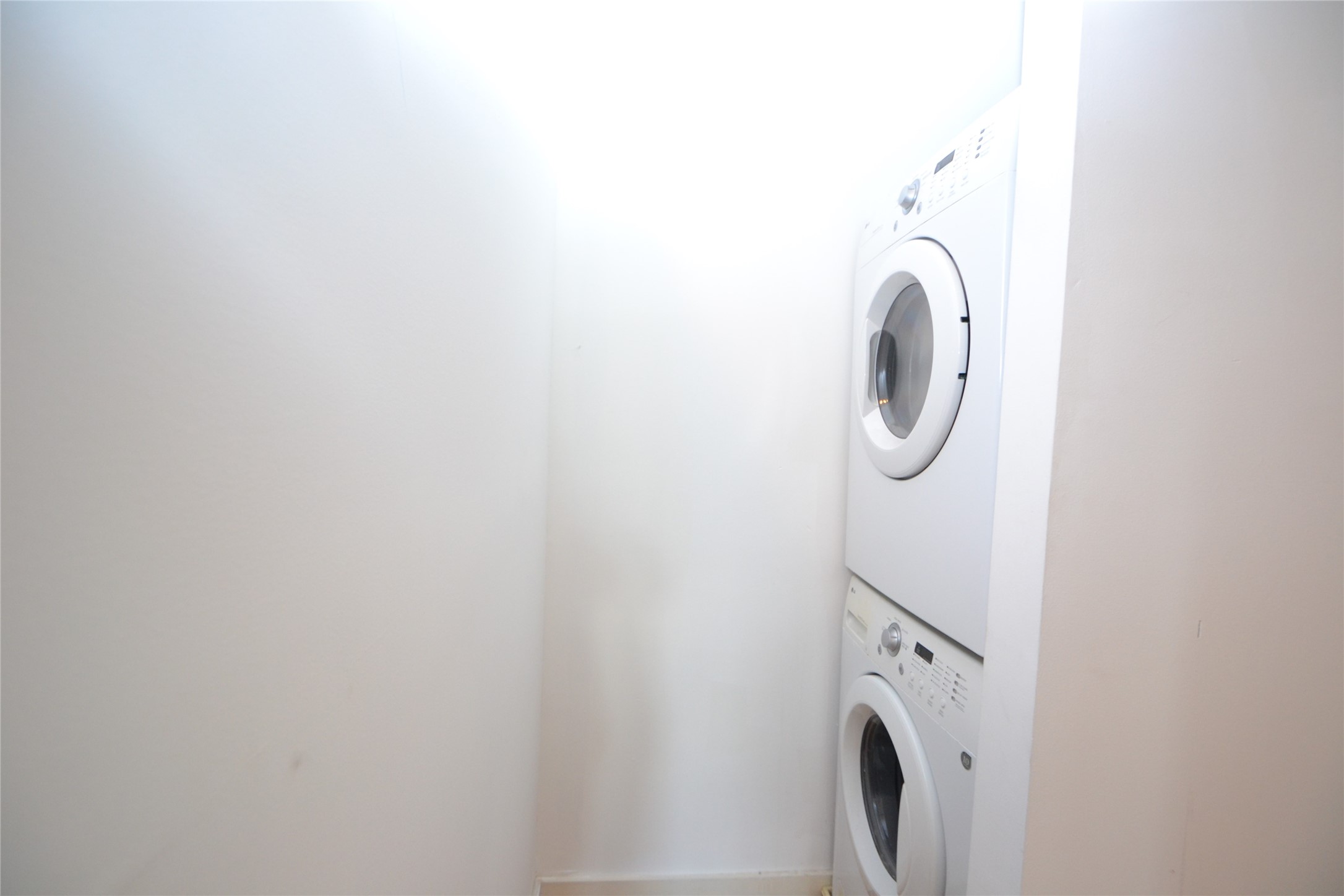1316 Cleveland Street, Unit C Houston, TX 77019 - Photo 35 of 38 a utility room with dryer and washer