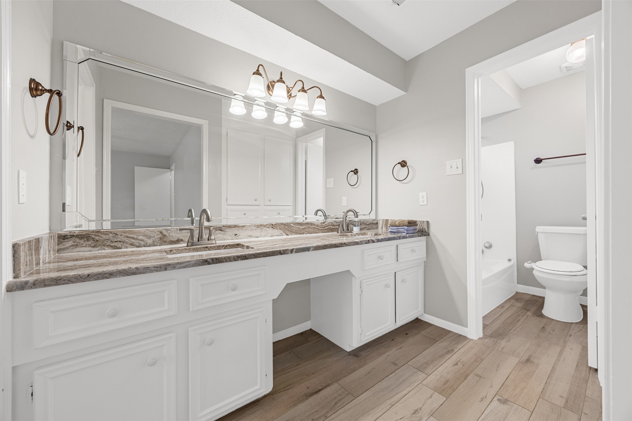 3607 Alderwood Drive Spring, TX 77388 - Photo 27 of 33 PRIMARY BATHROOM UP. QUARTZ CTR, HIS & HERS SINKS, TUB/SHOWER COMBO, BIG WALK IN CLOSET