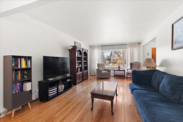 $249,900 | 18522 Dixie Highway, Homewood, IL 60430