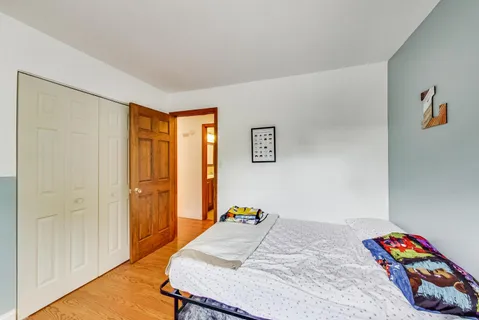 a bed room with a bed and a closet