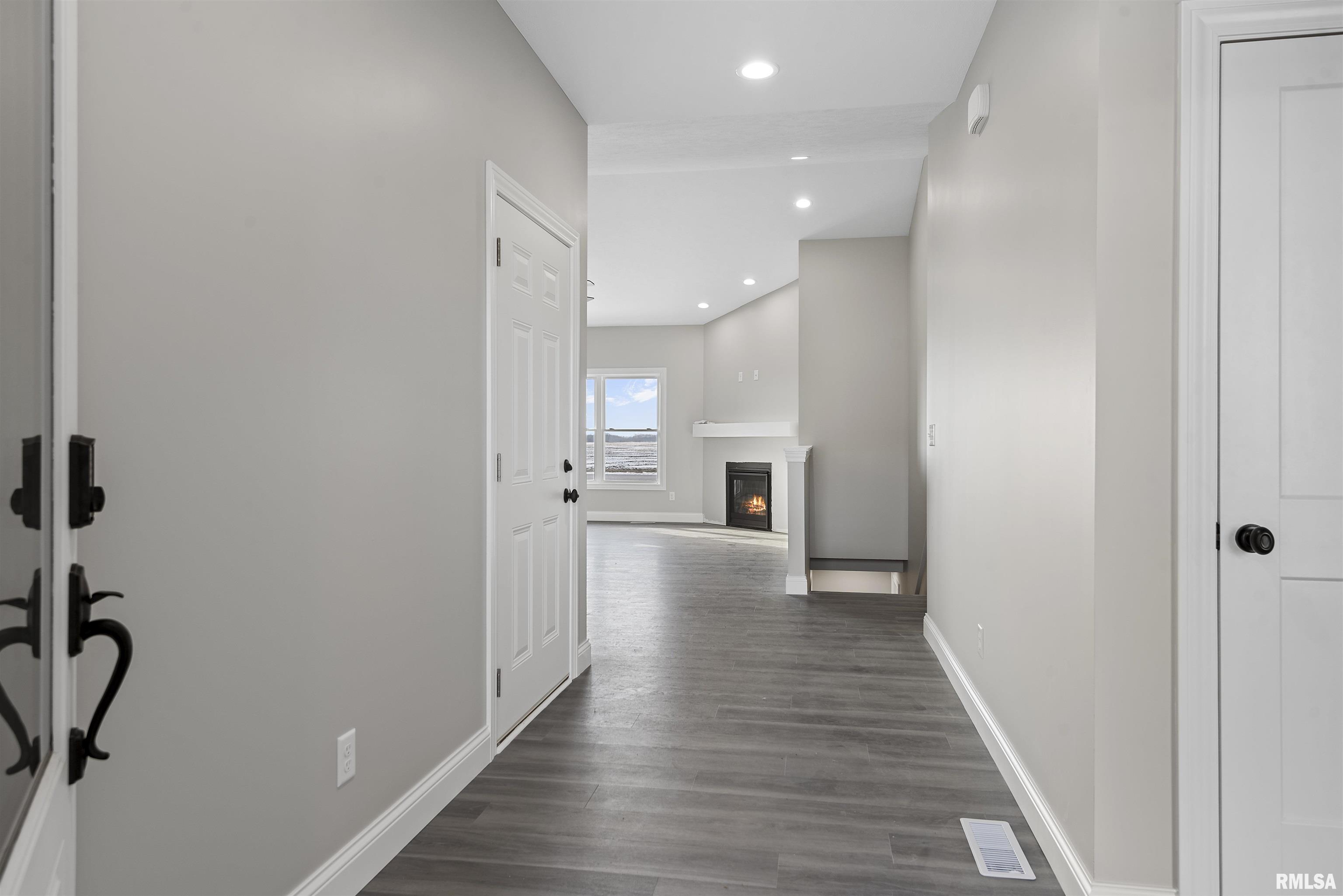 4505 Castle Pines Drive Springfield, IL 62711 - Photo 4 of 36 Gallery Image 4