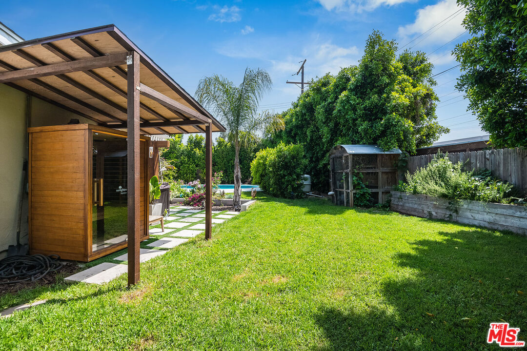 18924 Cantara Street Reseda, CA 91335 - Photo 28 of 31 a backyard of a house with plants and large tree