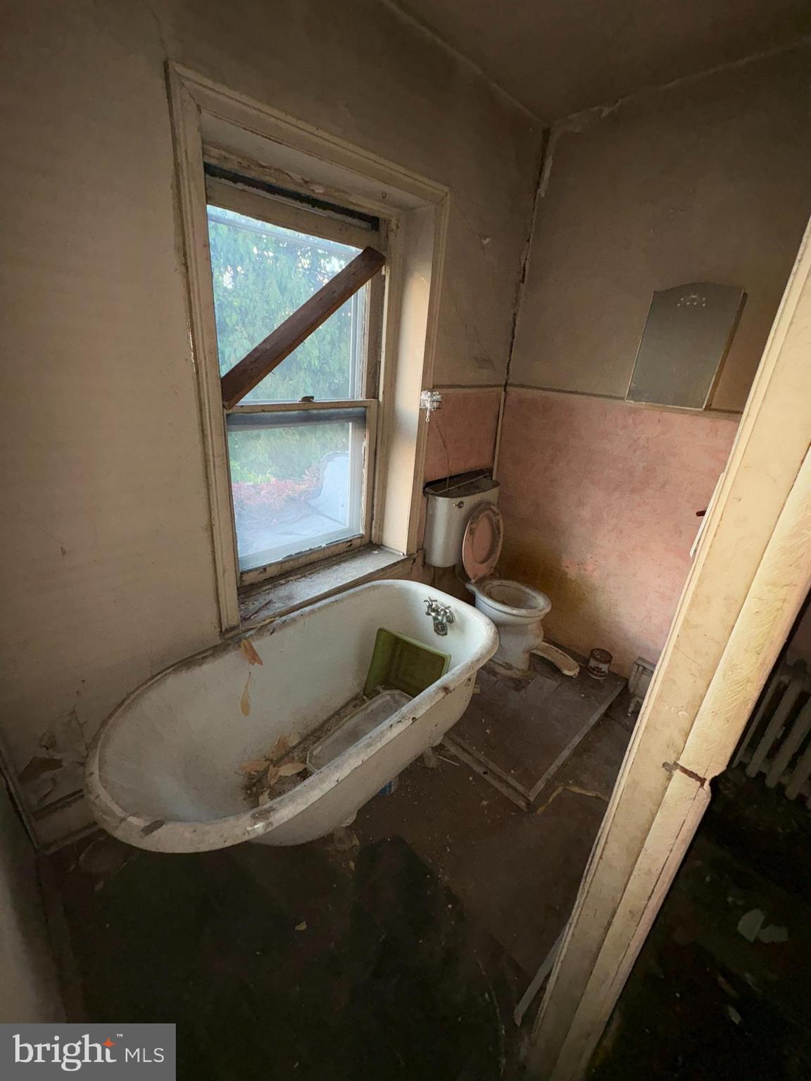 350 North 61st Street Philadelphia, PA 19139 - Photo 19 of 21 a bathroom with a tub sink and mirror