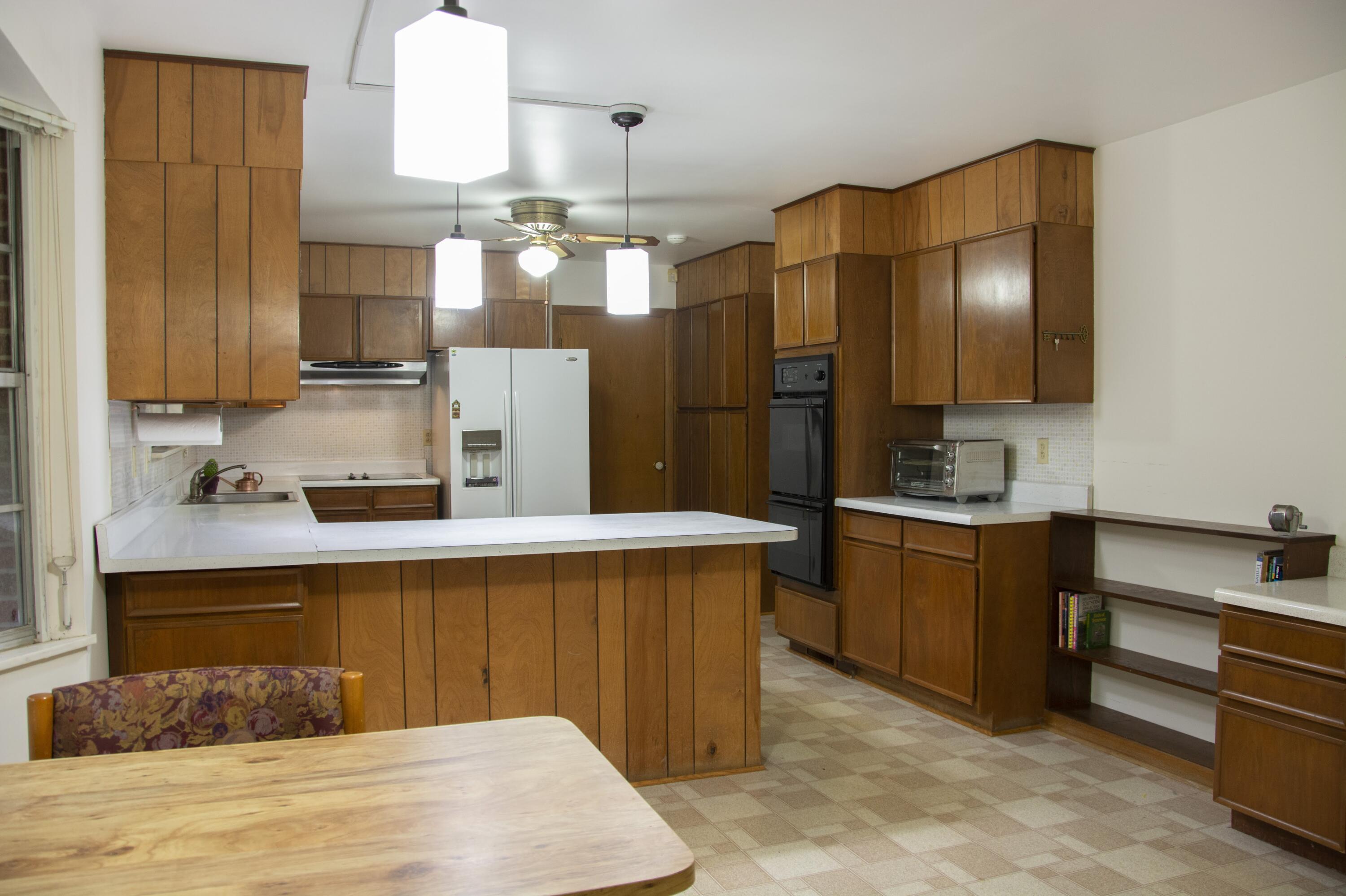 102 Wilderness Lane Oak Ridge, TN 37830 - Photo 13 of 37 102 Wilderness kitchen 2