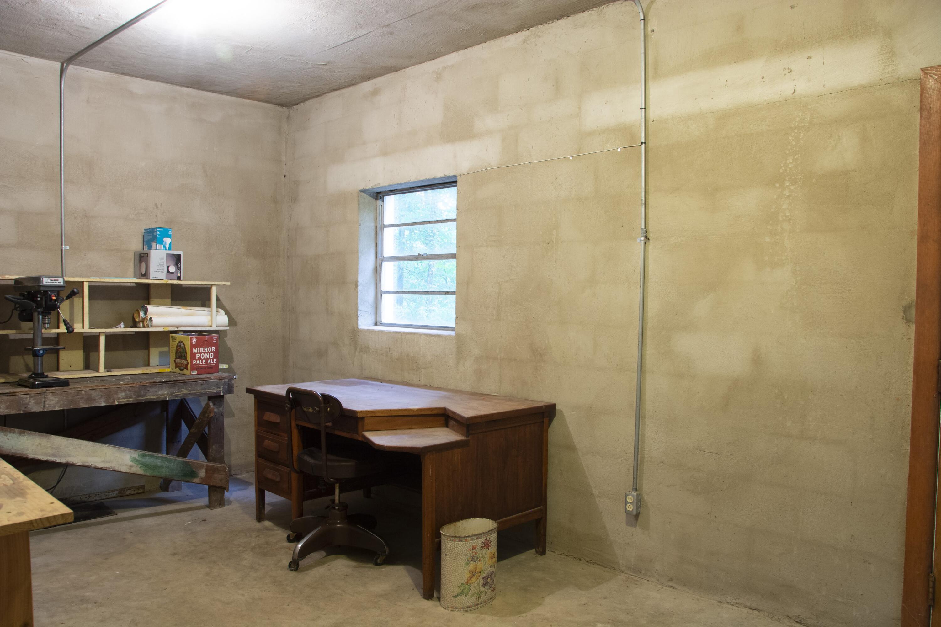 102 Wilderness Lane Oak Ridge, TN 37830 - Photo 33 of 37 Basement workshop