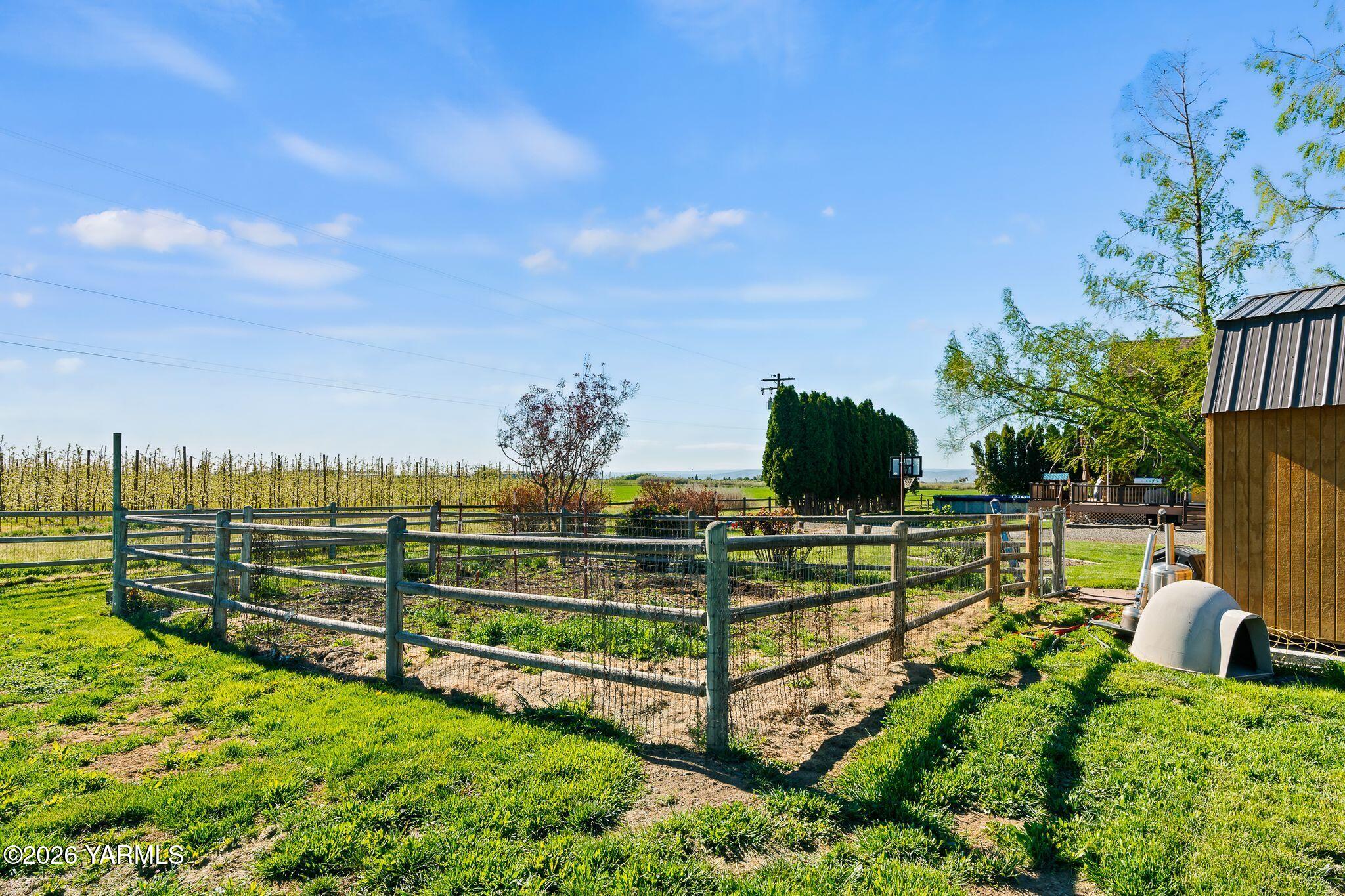 2550 Kays Road Wapato, WA 98951 - Photo 41 of 52 a view of a garden with houses