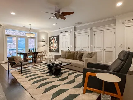 $3,200 | 927 West Agatite Avenue, Unit 2N, Chicago, IL 60640