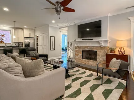 $3,200 | 927 West Agatite Avenue, Unit 2N, Chicago, IL 60640