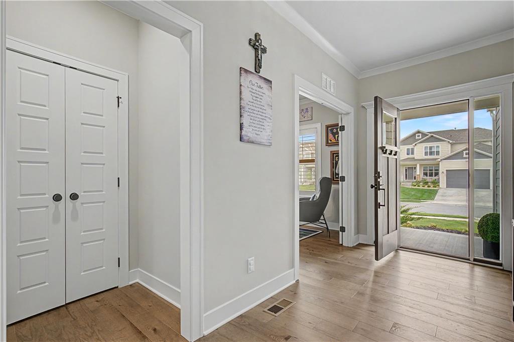 1422 Southwest Georgetown Drive Lee's Summit, MO 64082 - Photo 9 of 52