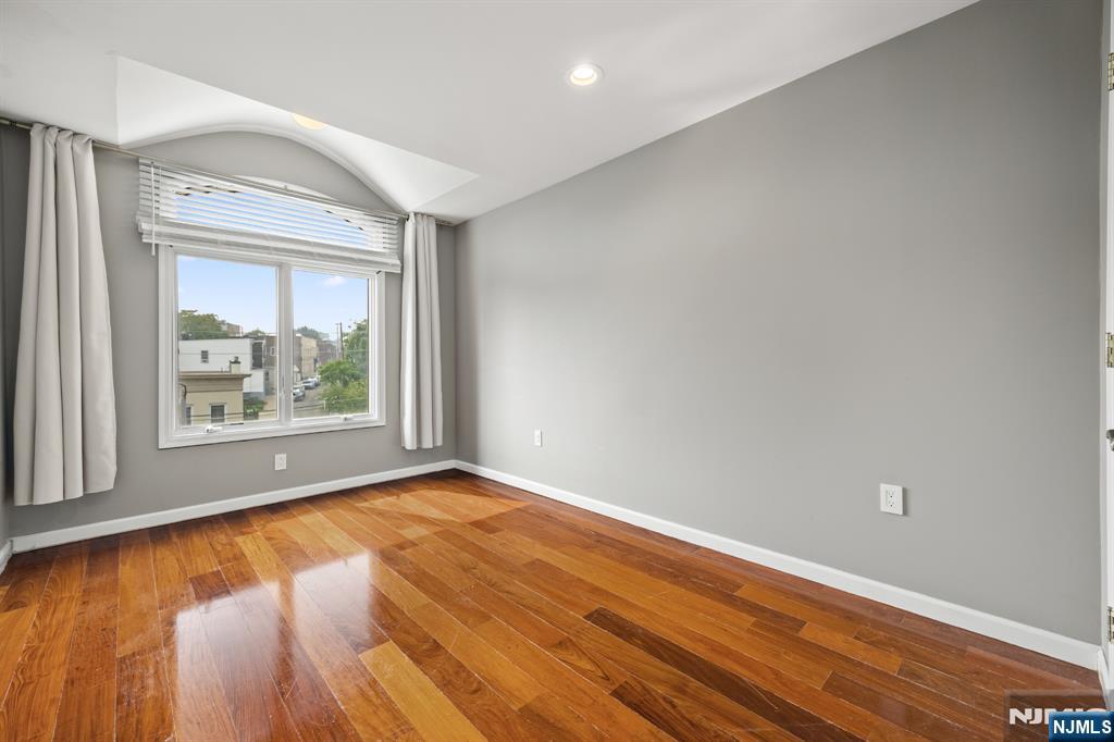 352 Gorge Road Cliffside Park, NJ 07010 - Photo 15 of 25