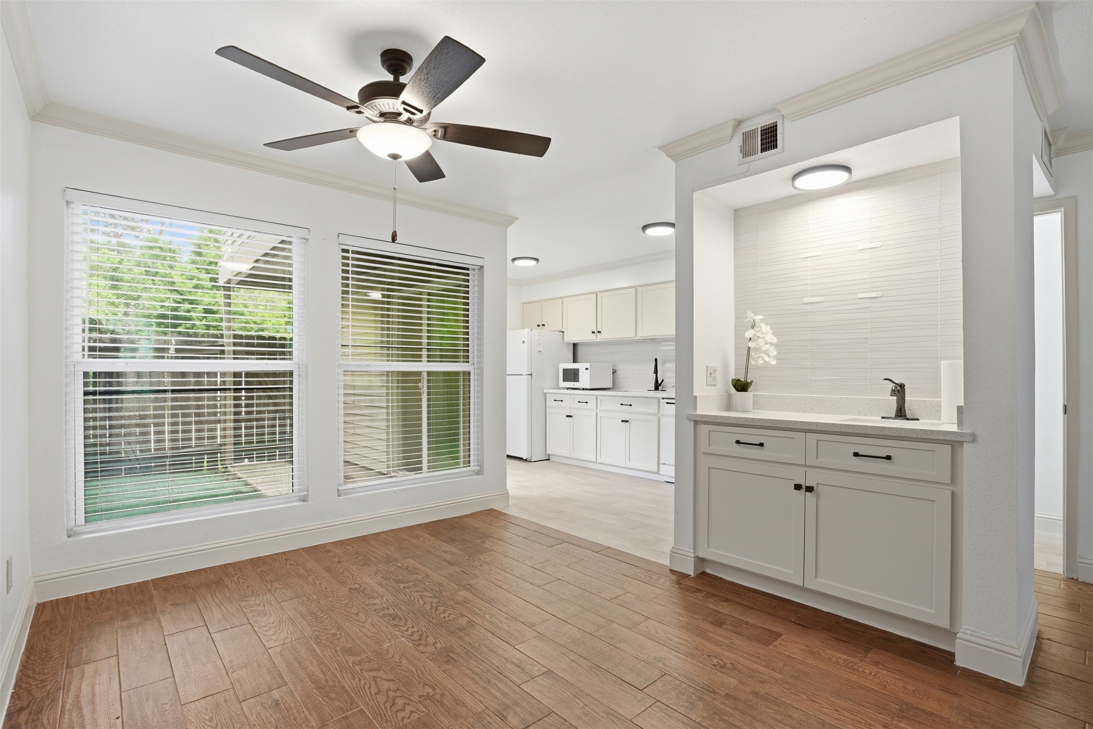 2200 Cypress Landing Road, Unit A3 Houston, TX 77090 - Photo 5 of 17 Bright dining space with natural light and convenient built-in wet bar—perfect for entertaining.