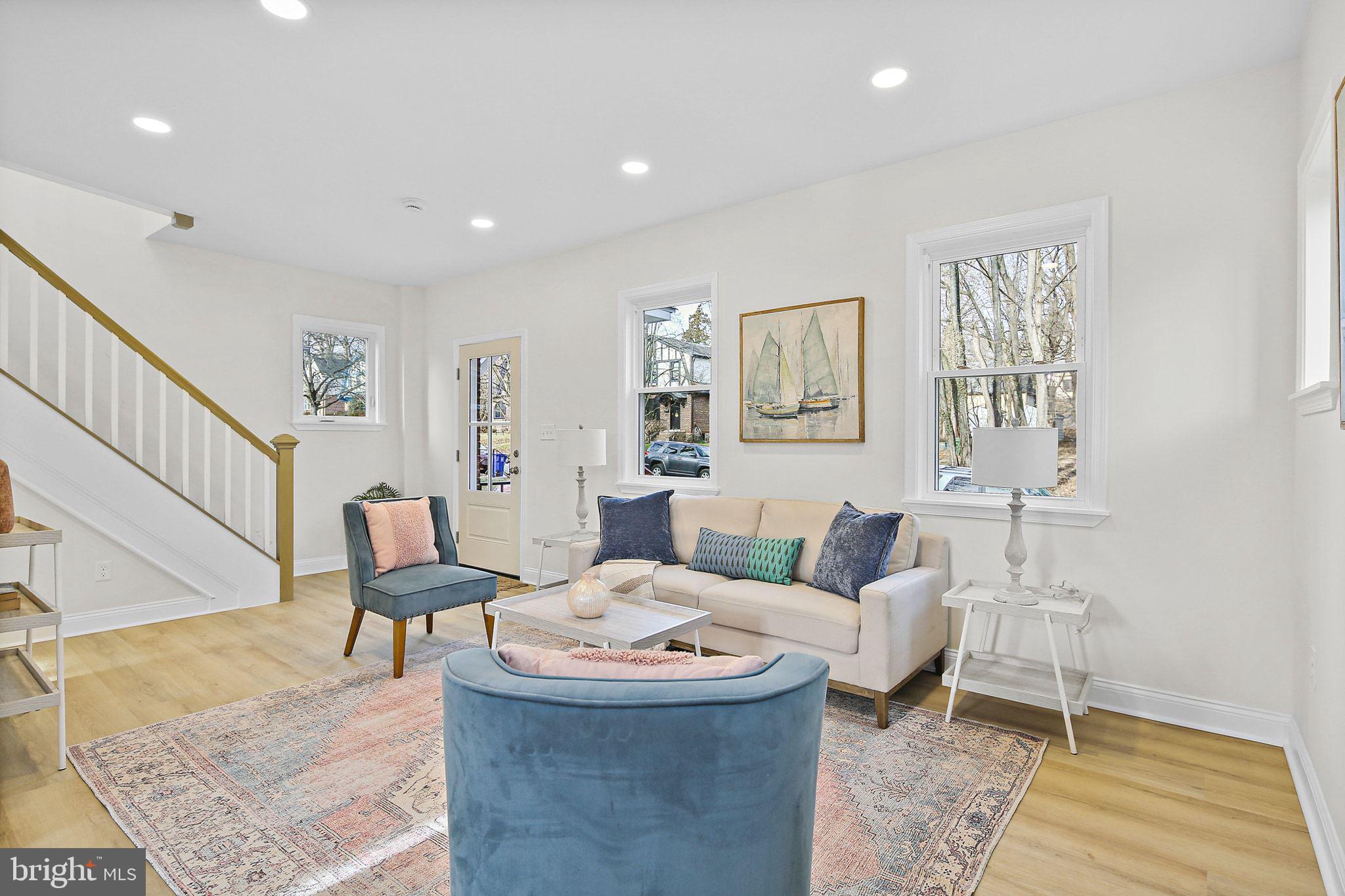 402 Westgate Road Baltimore, MD 21229 - Photo 5 of 37 a living room with furniture and a rug