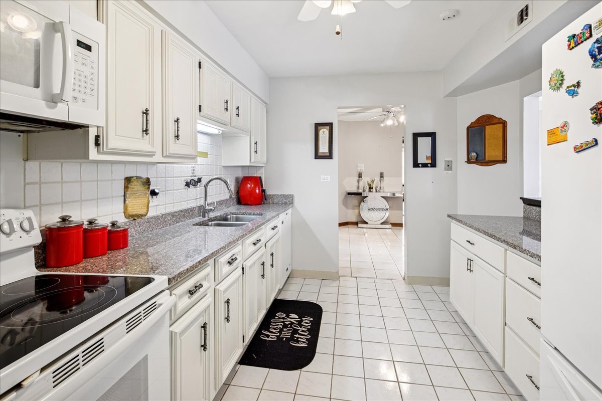 475 Shenstone Road, Unit 304 Riverside, IL 60546 - Photo 12 of 23