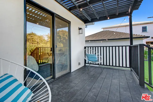 a view of a house with backyard and garden