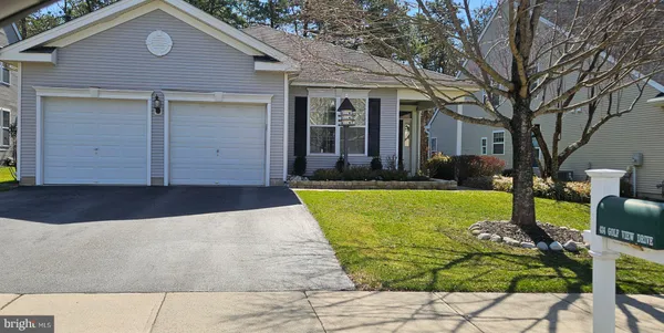 a view of a house with backyard