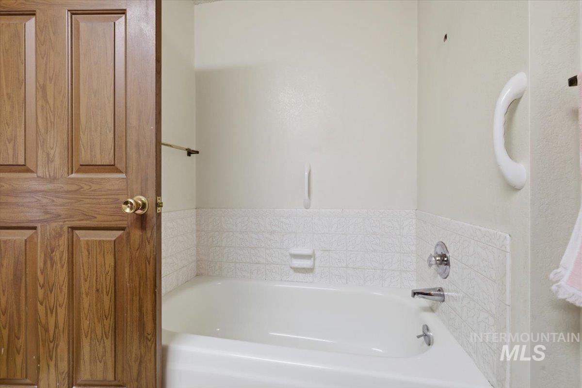 1311 North Middleton Road Nampa, ID 83651 - Photo 22 of 49 Tub and shower combination featuring white textured wall surround and chrome fixtures