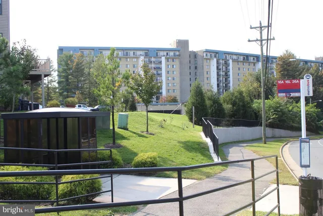 $4,000 | 3800 Powell Lane, Unit 722, Falls Church, VA 22041