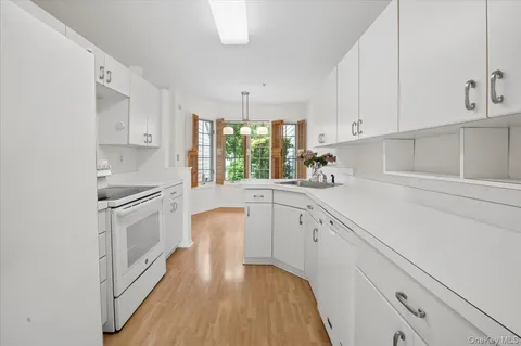 $859,900 | 8 Oakcrest Lane, Hastings-on-Hudson, NY 10706