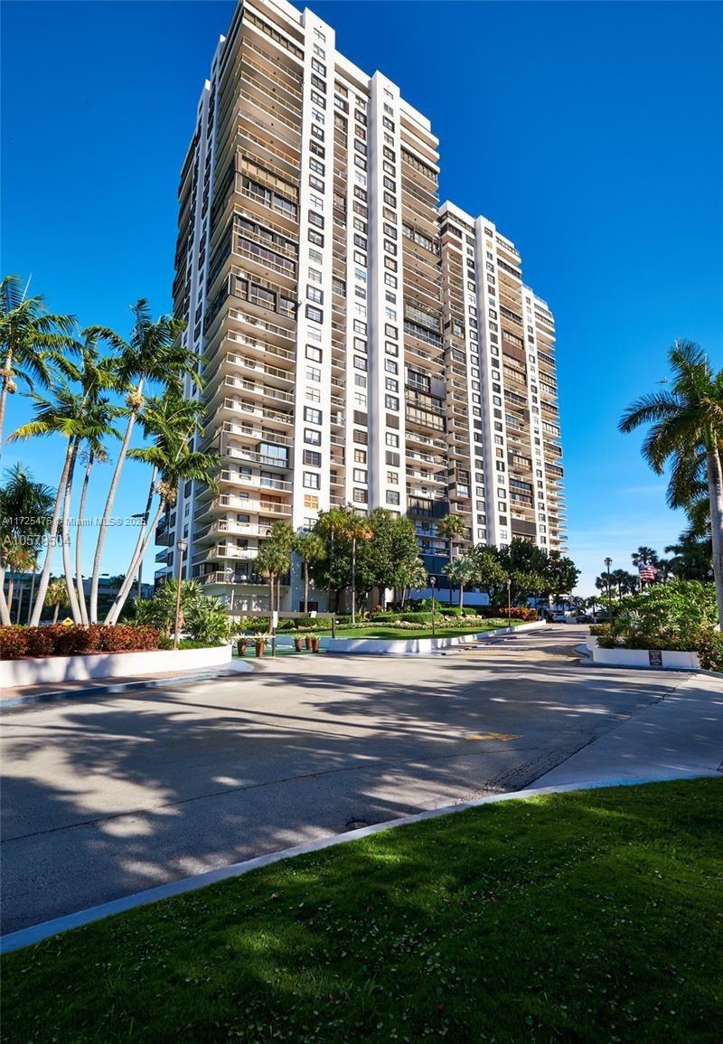 2333 Brickell Avenue, Unit 2116 Miami, FL 33129 - Photo 2 of 32 a front view of a building
