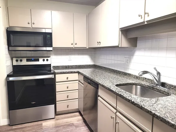 $2,300 | 576 Washington Street, Unit 114, Weymouth, MA 02188