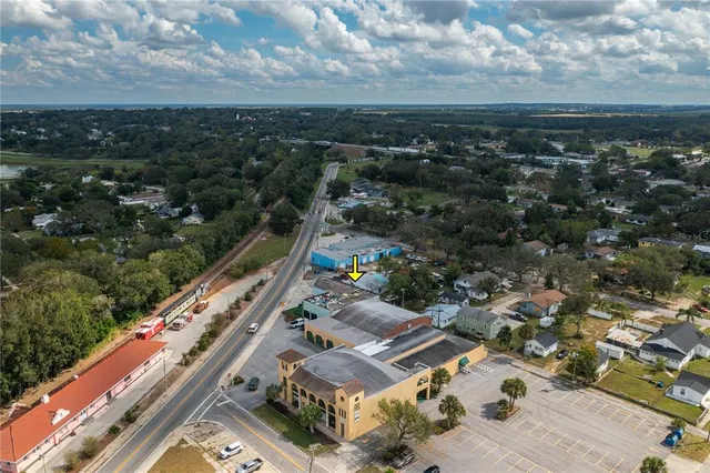 an aerial view of a tennis ground