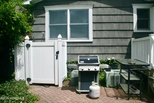 a view of a back yard