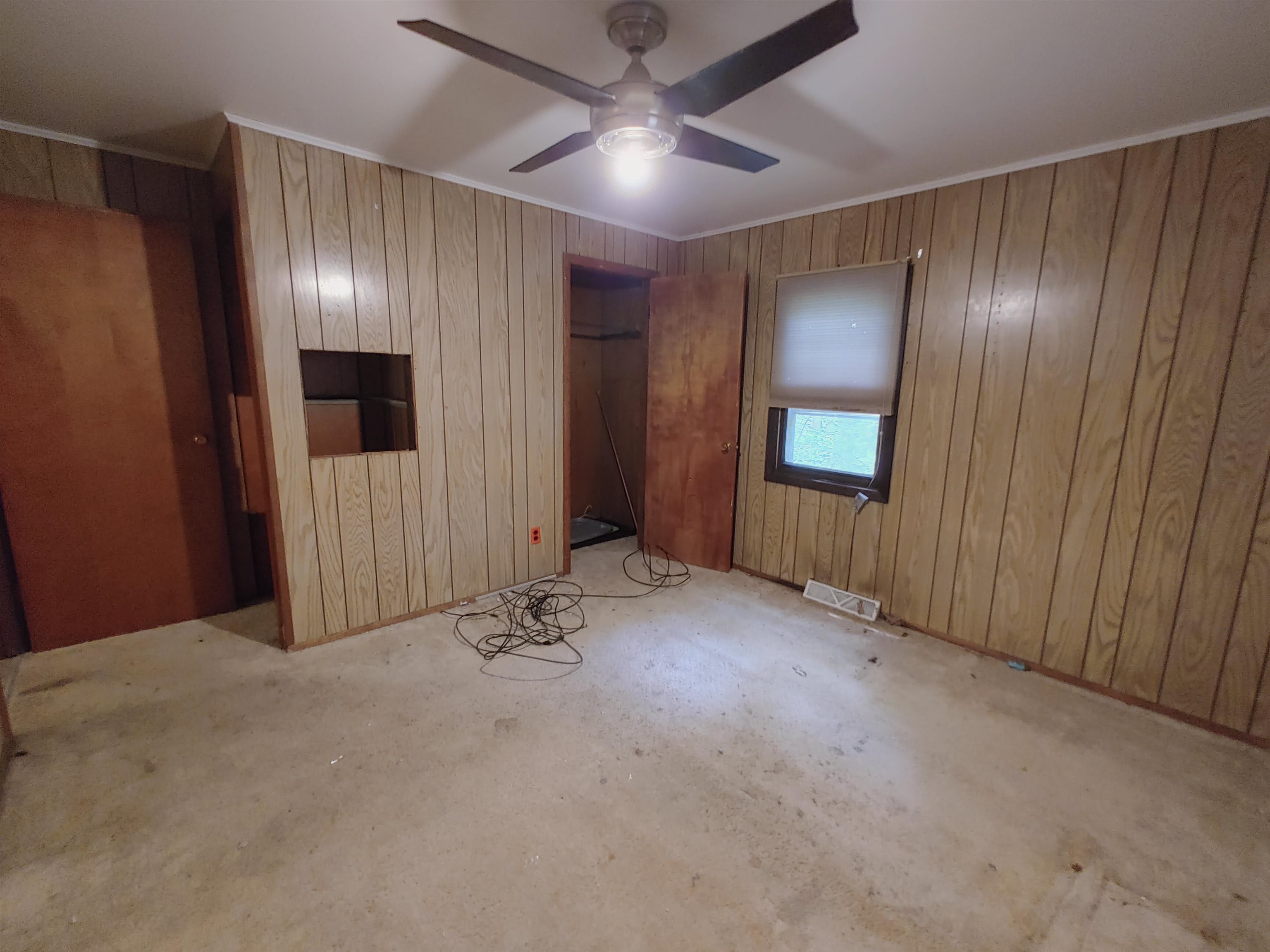 5152 Blackhawk Road Rockford, IL 61109 - Photo 30 of 31 an empty room with closet area