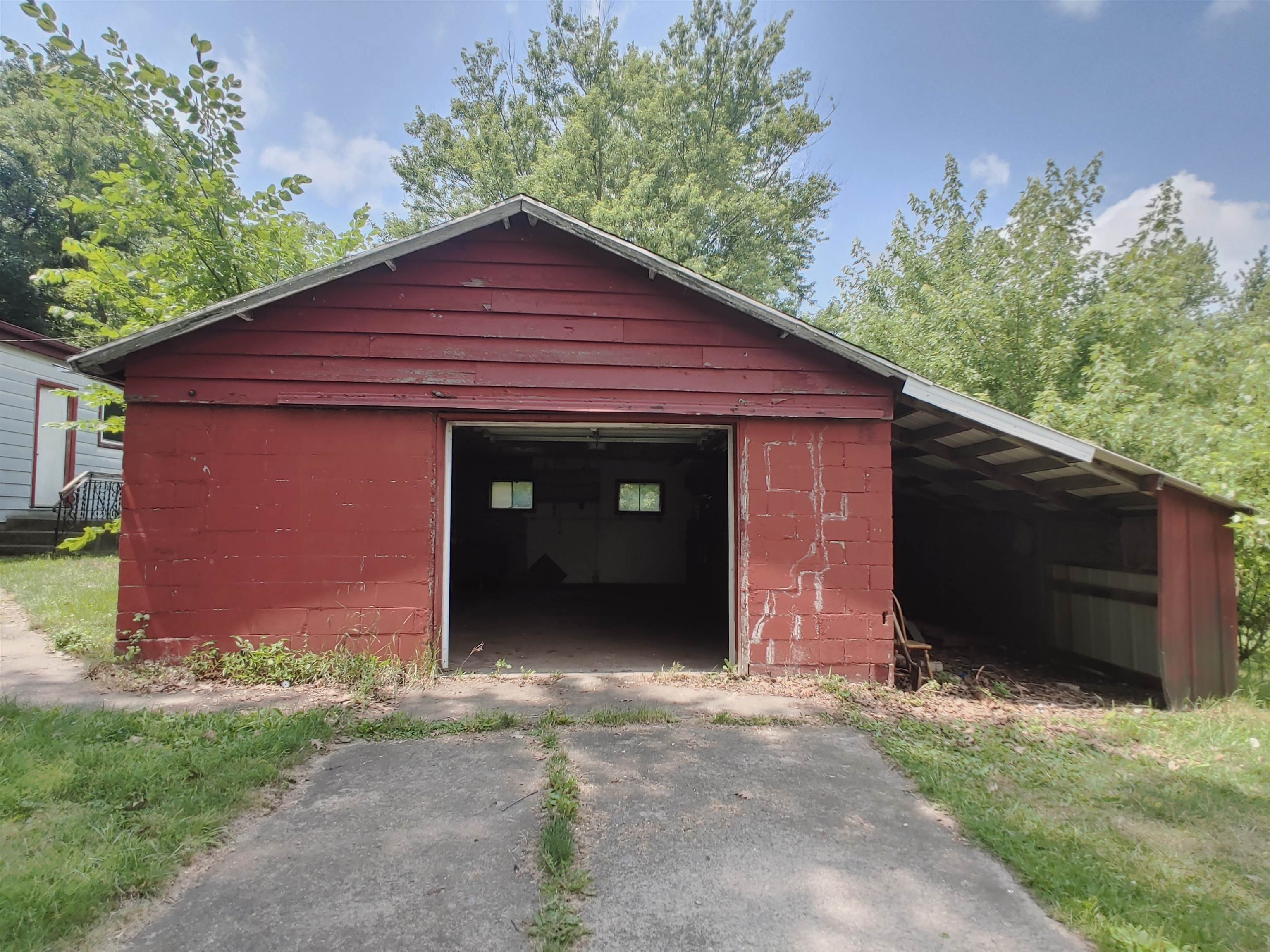 5152 Blackhawk Road Rockford, IL 61109 - Photo 6 of 31 a front view of a house