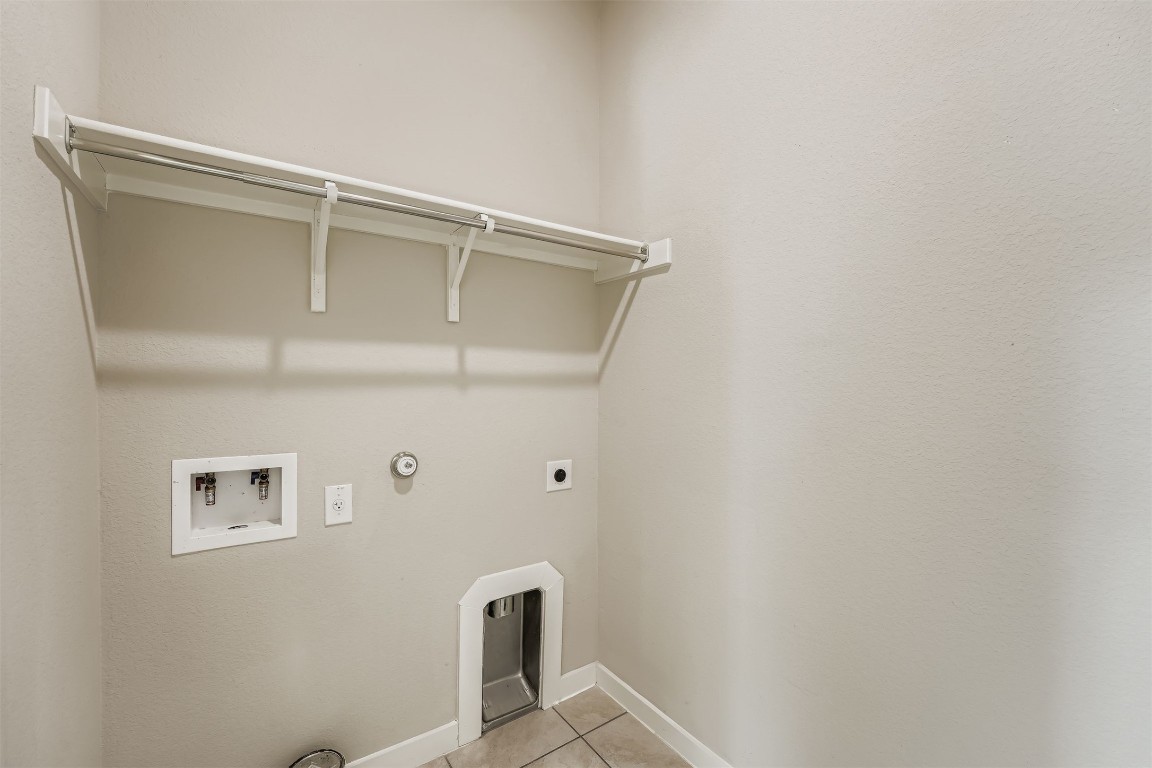 11209 American Mustang Loop Manor, TX 78653 - Photo 30 of 34 a view of closet