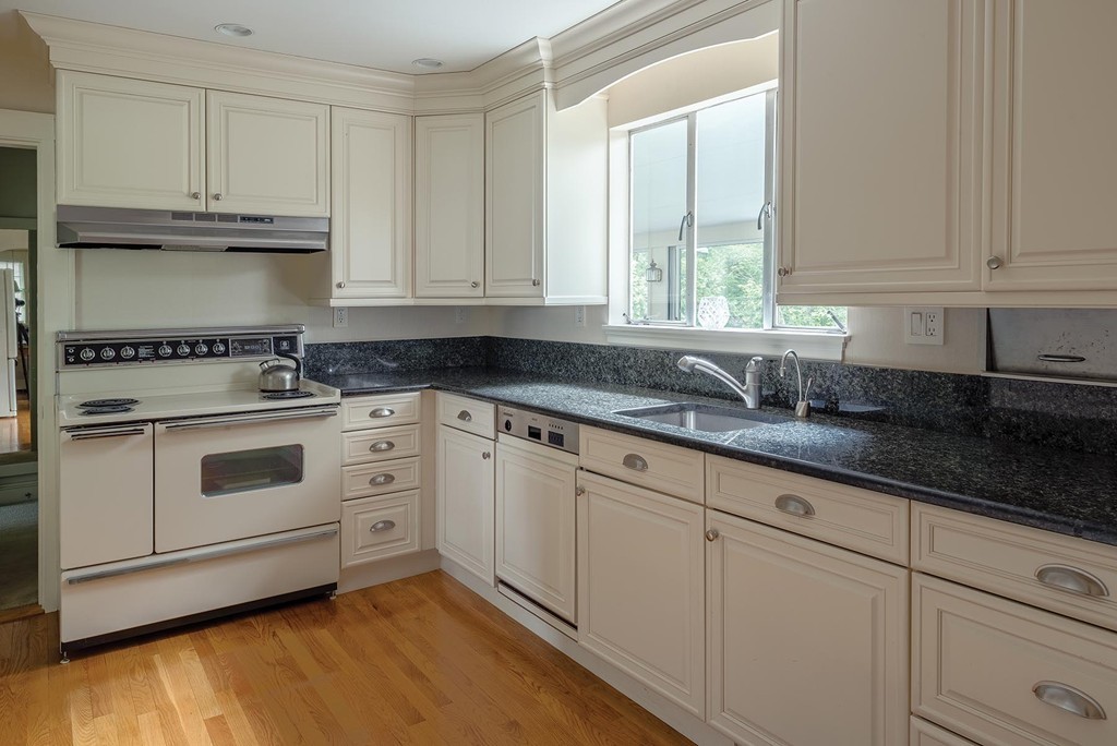 276 Dorset Road Newton, MA 02468 - Photo 5 of 11