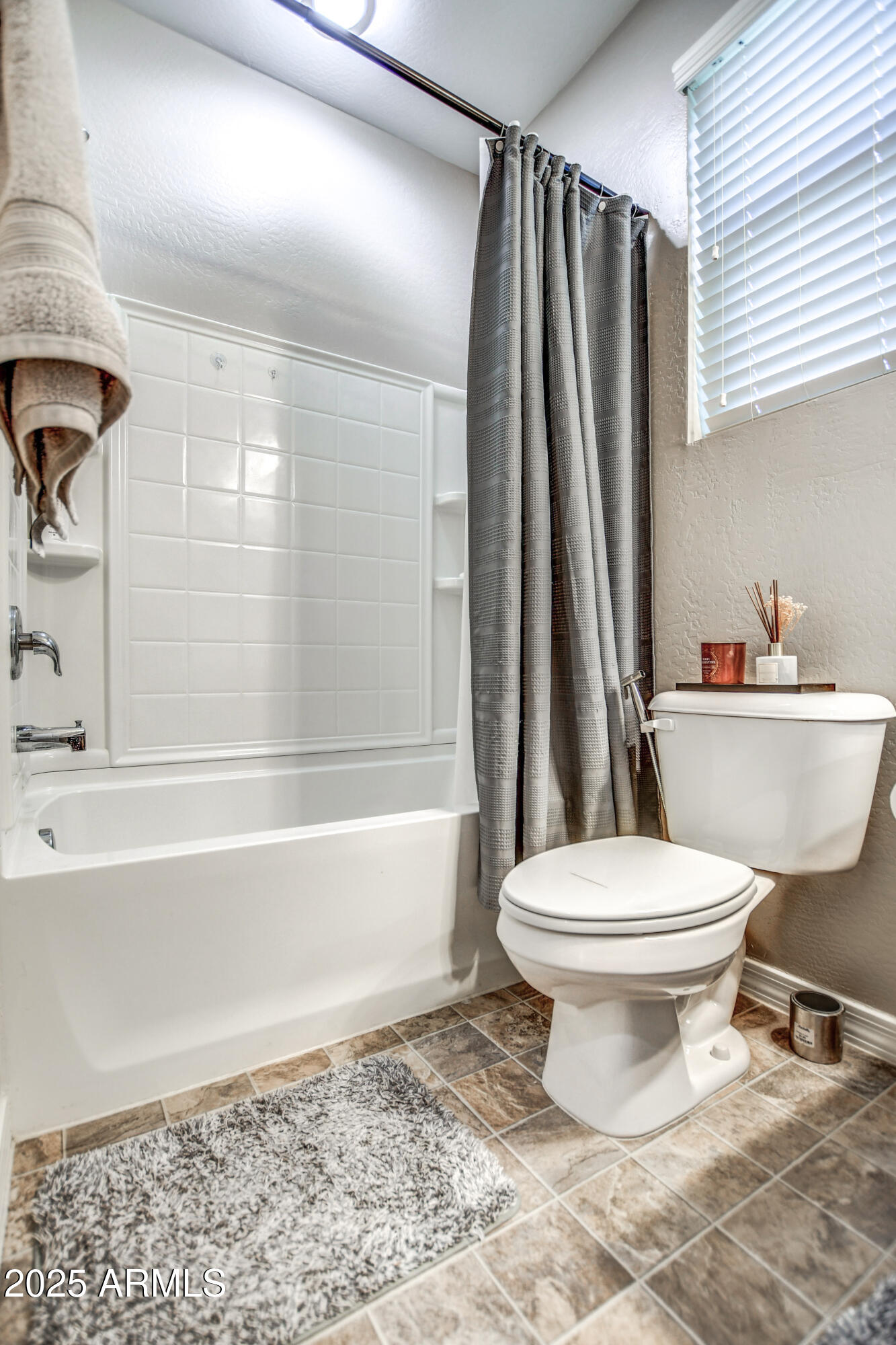 2842 East Fraktur Road Phoenix, AZ 85040 - Photo 11 of 46 a bathroom with a toilet a sink and bathtub