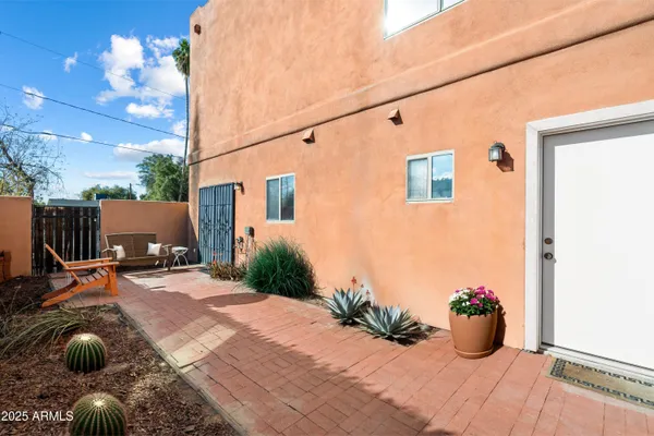 a view of a backyard