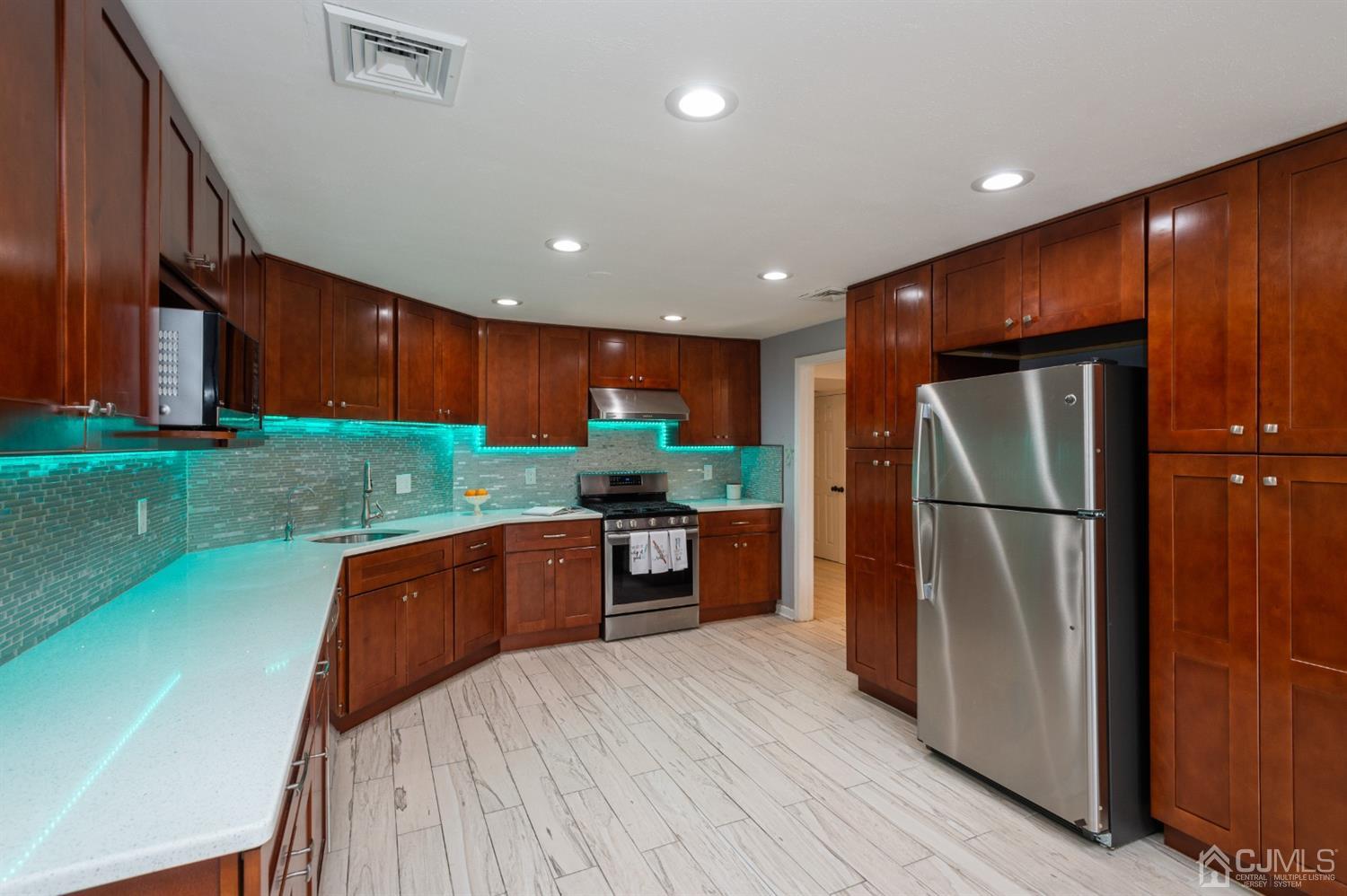 13 Peru Street Edison, NJ 08820 - Photo 6 of 24 Gallery Image 6