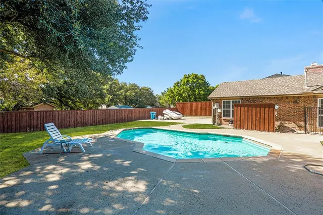 a view of a house with backyard and garden