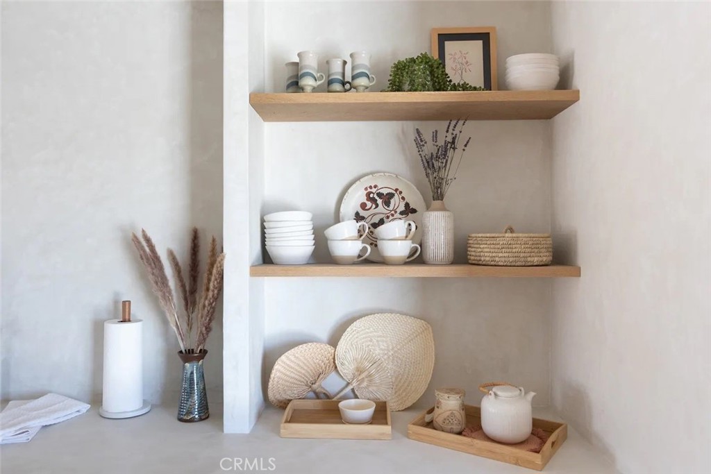 571 Ripon Avenue Yucca Valley, CA 92284 - Photo 26 of 43 a living room with furniture and a potted plant