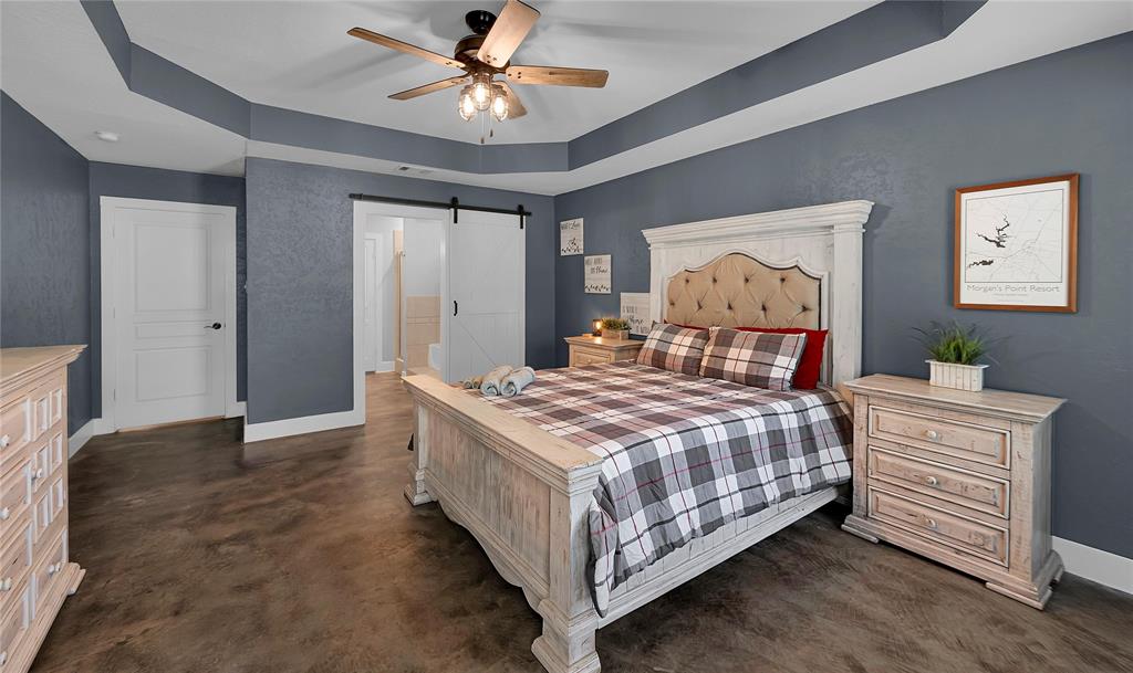 37 Bluebonnet Loop Morgan's Point Resort, TX 76513 - Photo 18 of 38 Spacious room featuring tray ceilings, a ceiling fan, and rich wood-finish flooring